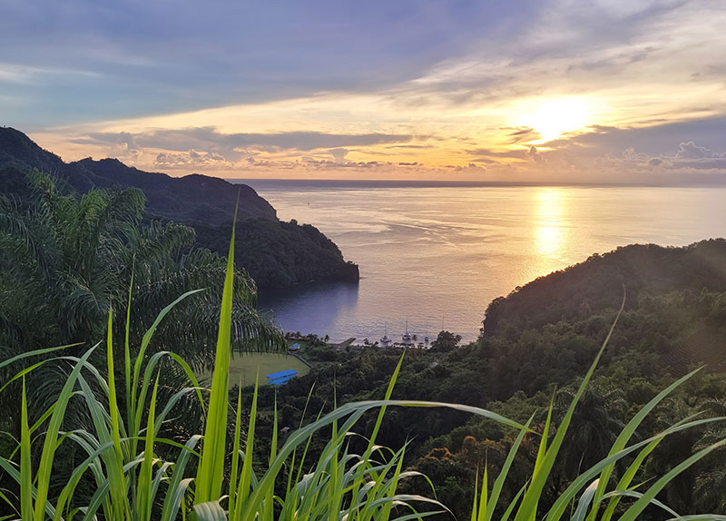 couché de soleil vu depuis les hauteurs d'une île des Grenadines aux Antilles, archipel du sud des Antilles