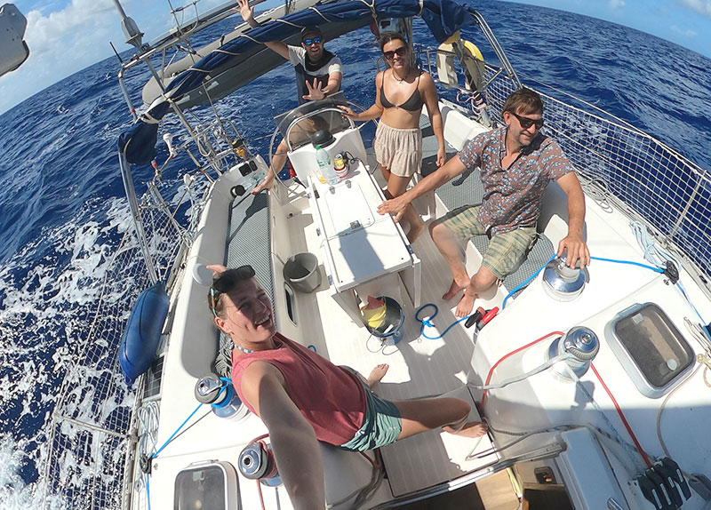 Stagiaires et leur moniteur en pleine navigation lors de leur croisière de voile aux Antilles